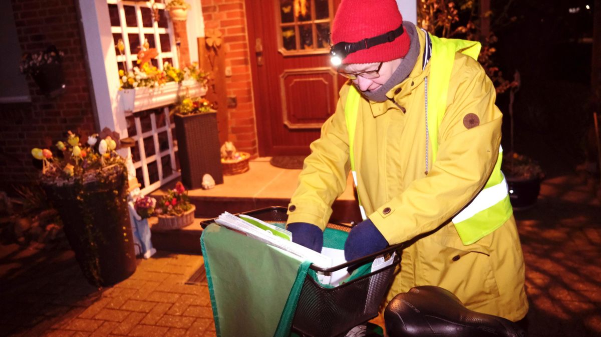 Start in Cadenberge um 5 Uhr: "Wenn man Struktur drin hat, braucht man nicht so lange." Ihre Aufgabe als letztes Glied in der Kette der Zeitungsproduktion nimmt Marita Söhl sehr ernst. Foto: Tonn
