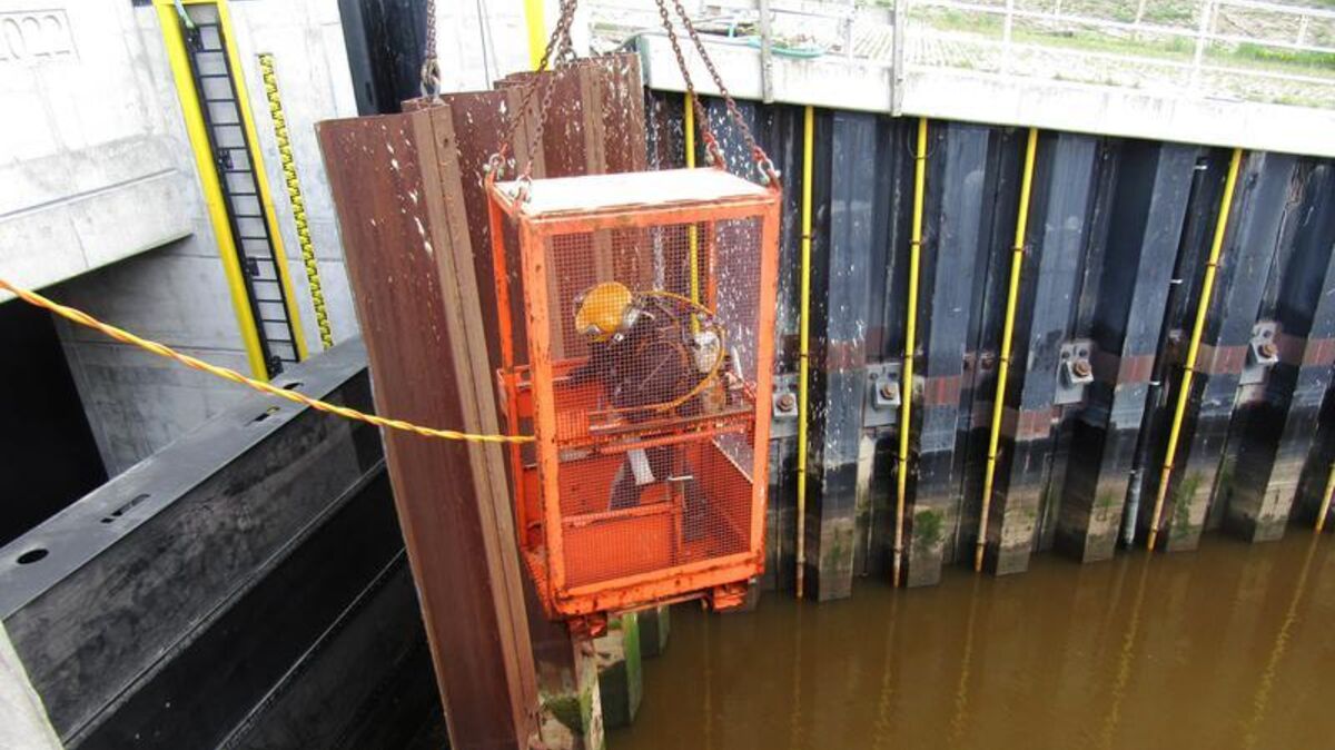 Mit einem "Mannkorb" wurden Taucher für die Schweißarbeiten ins Wasser bugsiert. Foto: Schröder