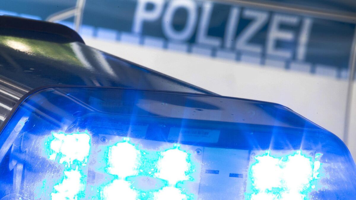 Die Kriminalpolizei ermittelt zum Leichenfund in Bremerhaven. Symbolfoto: Friso Gentsch/dpa