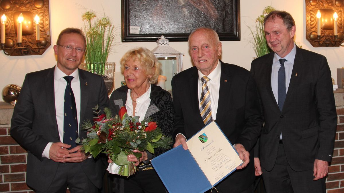 Hermann Gerken (2.v.r.) hat am Montagabend das Ehrenbürgerrecht seiner Heimatstadt erhalten. Otterndorfs Bürgermeister Thomas Bullwinkel (links) und Stadtdirektor Harald Zahrte (rechts) überreichten die Urkunde sowie Blumen an Gerkens Frau Inge. Foto: Mangels