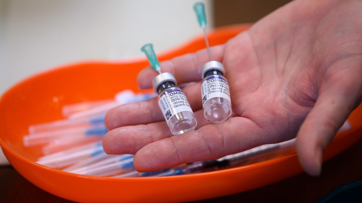 Der Impfstoff für sechs Comirnaty (Biontech/Pfizer)-Impfungen kann aus einer solchen Ampulle ("Vial") gezogen werden. Einzelimpfungen, die alles einfacher machen würden, werden sehnlichst erwartet. Foto: Robert Michael