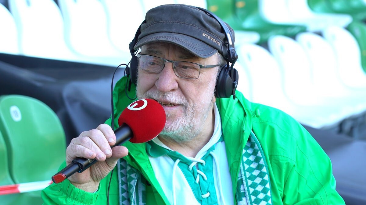 Joachim Köhler 2021 im Weserstadion bei Aufnahmen für den Podcast "Grün-weiße Liebe". Foto: Radio Bremen