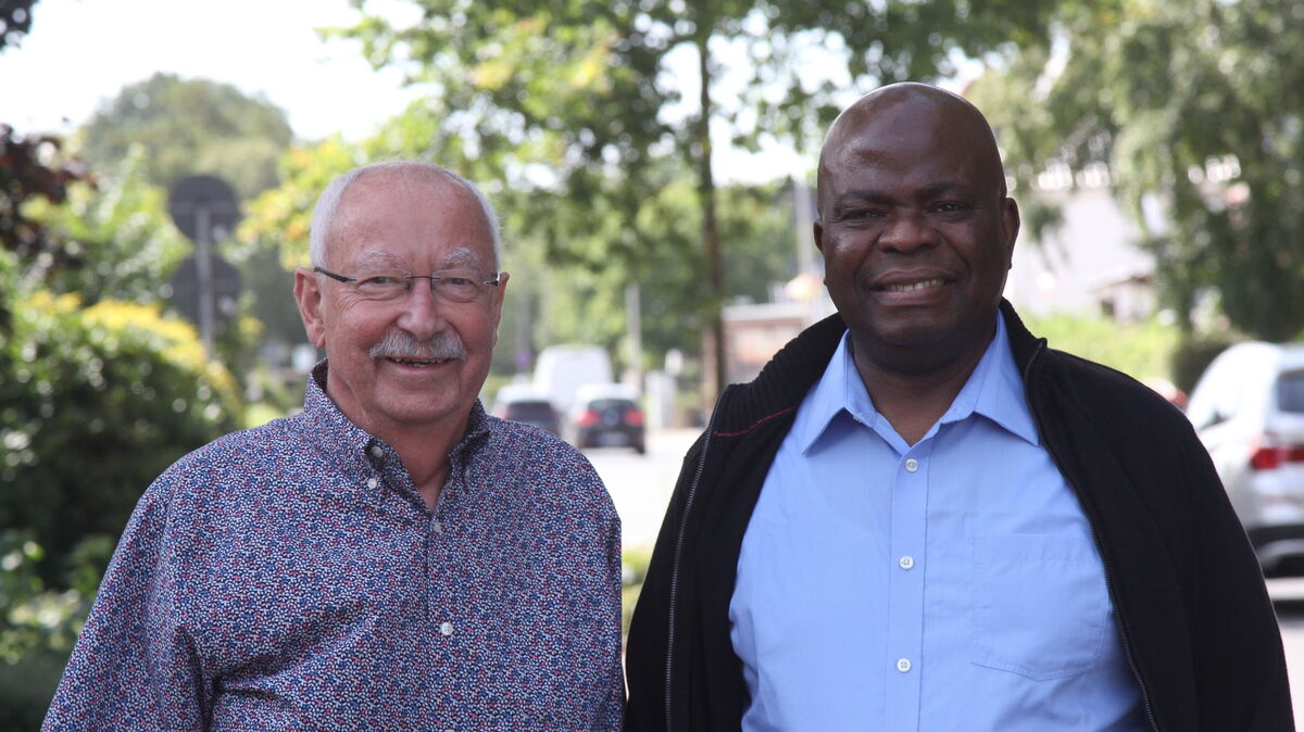 Ortsbürgermeister Herbert Kihm und Apotheker Rotimi Olatunde aus Sahlenburg setzen sich dafür ein, dass die Hausarztversorgung in Sahlenburg langfristig erhalten bleibt. Sie wollen damit auch ein elementares Thema in die Öffentlichkeit rücken. Foto: Reese-Winne