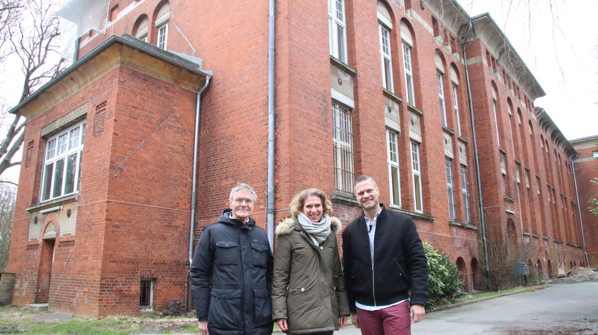 Ortstermin: Das Investoren-Duo Ulrike Hagenbucher-Bisotti und Simon G. Becker (r.) schaute sich mit ihrem Architekten Johann Boner im Gebäude des ehemaligen Marinelazaretts an der Altenwalder Chaussee um. Foto: Potschka