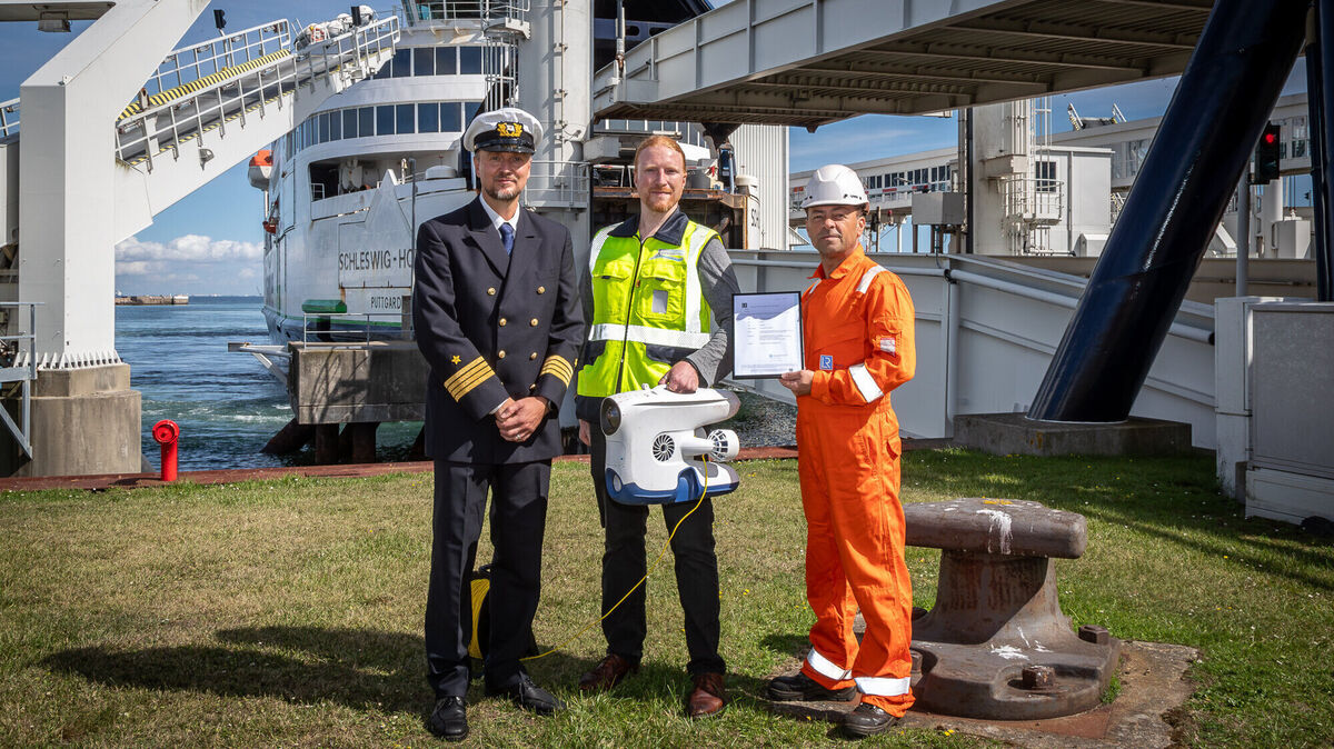 Michael Stein (m.) ist die erste Person, die eine anerkannte Zwischenprüfung eines Schiffes ohne Taucher durchgeführt hat. Dafür erhielt er das erste ROV-Klassenzertifikat von Lloyd's Register. Foto: Ulrich Wirrwa