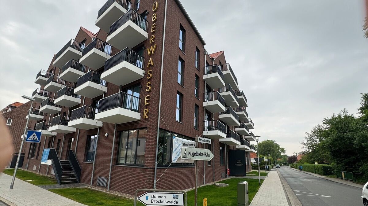 Die „Überwasser-Appartements“ sind fertiggestellt. Doch Leben ist in die große Ferienimmobilie im Herzen Döses noch nicht eingezogen. Foto: Potschka