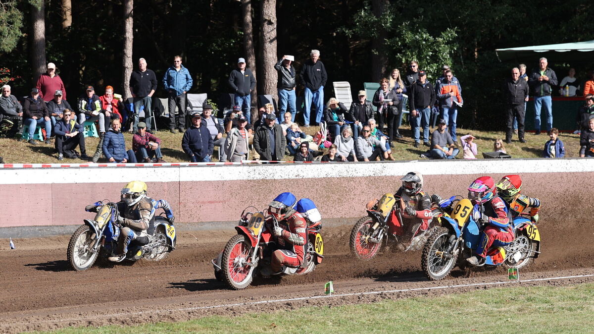 Auf der Bahn wirbelten die schnellen Motorräder ordentlich Sand auf. Trotz des vielen Regens in den Tagen vor dem Veranstaltungstag präsentierte sich das Oval in einem top Zustand. Foto: May