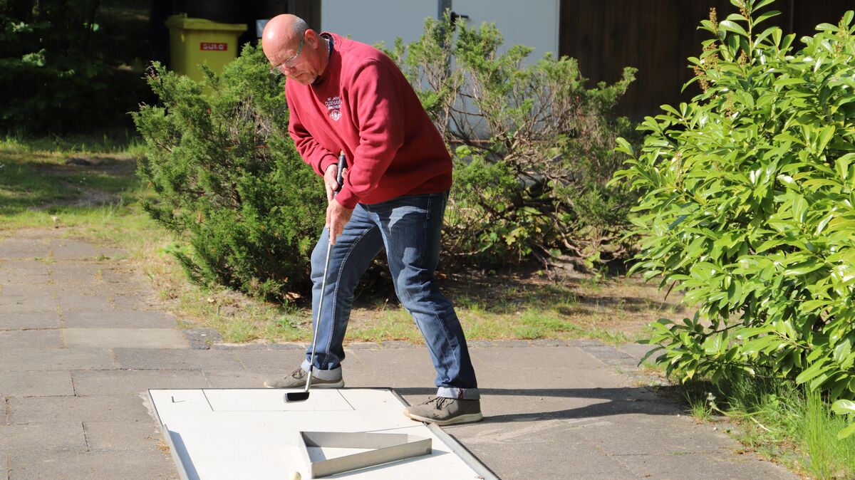Axel von Holten hat sich vor dem Abschlag konzentriert. Die mentale Stärke ist beim Minigolfsport extrem wichtig. Foto: Witthohn