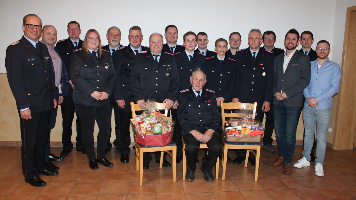 Gäste und geehrte Feuerwehrmänner der Freiwilligen Feuerwehr Armstorf. Foto: Morjan