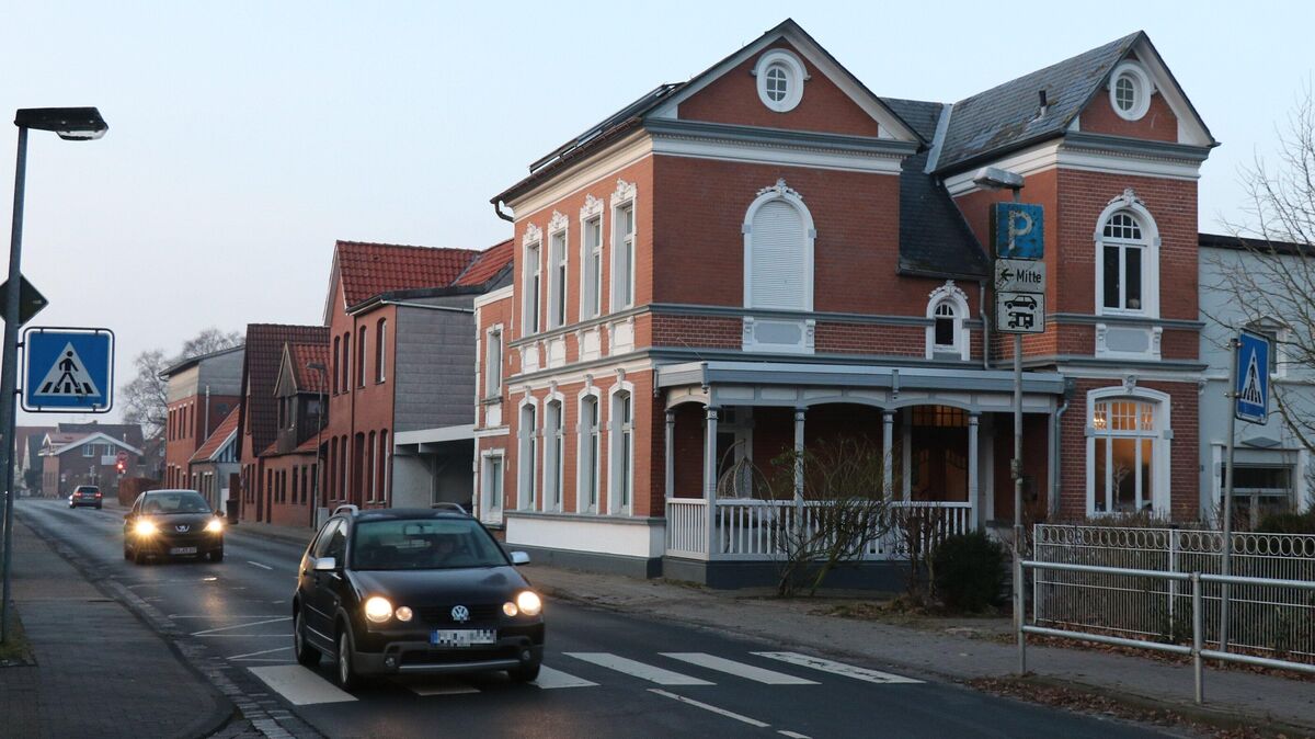 Viele Anwohner sind genervt und zugleich in Sorge: Der zunehmende Verkehr auf der Großen Ortstraße in Otterndorf führt zu Lärm, Erschütterungen und brenzligen Situationen. Gemeinsam mit dem Schulelternrat der Grundschule fordern sie Tempo 30 für alle Fahrzeuge. Foto: Mangels