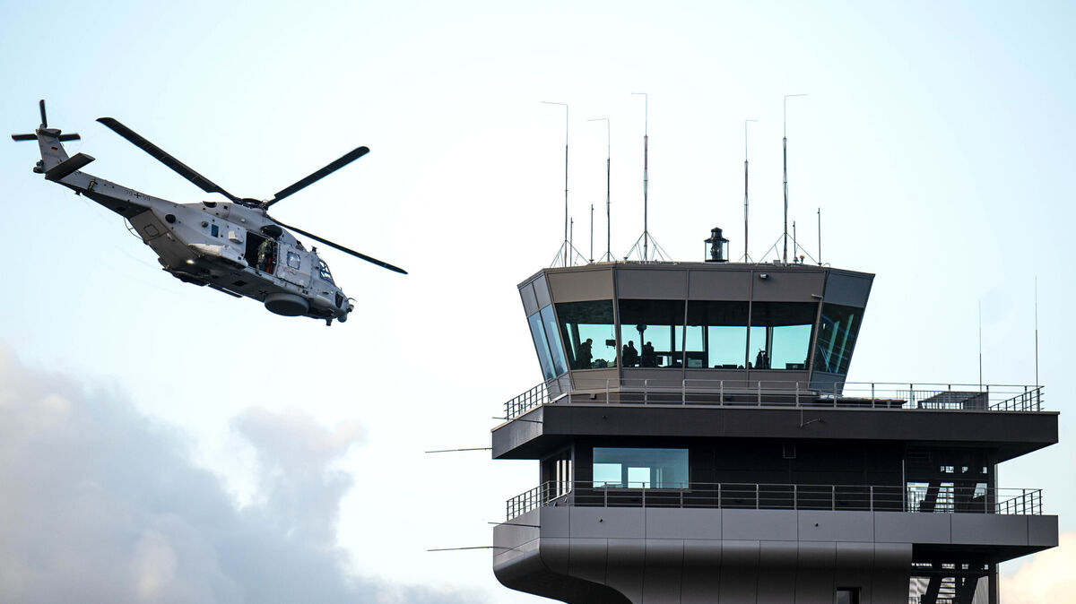 Am Marinefliegerstützpunkt in Nordholz wird im Rahmen einer Übung die Gefährdungsstufe „Bravo“ ausgelöst – verstärkte Kontrollen und Verkehrsbehinderungen sind möglich. Foto: Sina Schuldt/ dpa