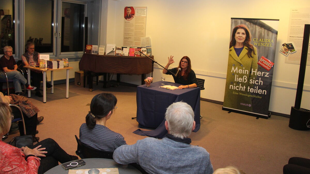 Die Schauspielerin Claudia Wenzel liest aus ihrem Buch "Mein Herz ließ sich nicht teilen" und berührt ihr Publikum. Foto: Domke-Feiner