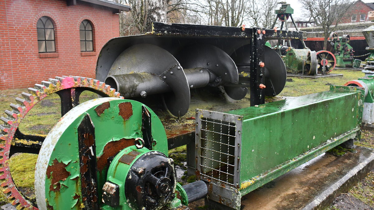 Da helfen nur noch eine ordentliche "Dusche" mit dem Sandstrahler und eine neue Lackierung: Viele Exponate im Hemmoorer Zementmuseum befinden sich optisch in einem desolaten Zustand. Foto: Schröder