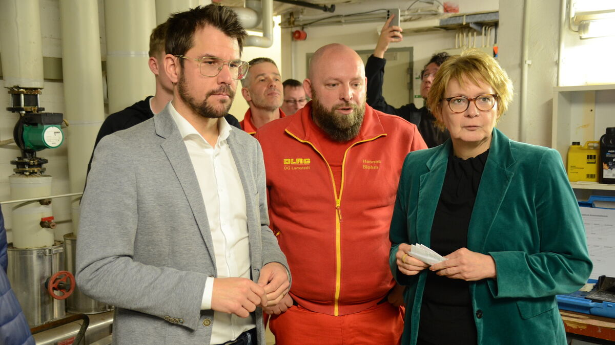 Niedersachsens Innenministerin Daniela Behrens mit dem Vorsitzenden der DLRG-Ortsgruppe Lamstedt, Hannes Blohm, und Samtgemeindebürgermeister Frank Springer in den Katakomben des Schwimmbades Lambada, wo eine betagte Technik den Schwimmbetrieb am Laufen hält. Foto: Rohde