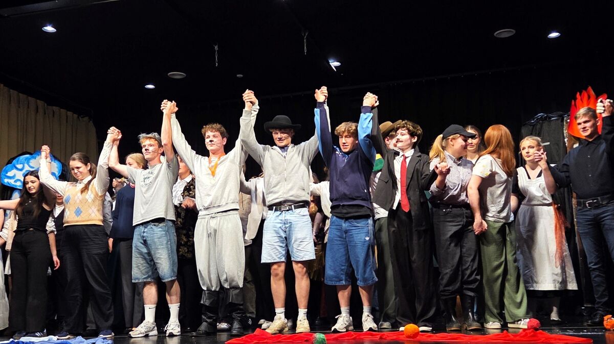 Das Ensemble des Gymnasiums Warstade verneigt sich nach einer gelungenen Aufführung von „Der gestiefelte Kater“. Foto: Brettschneider