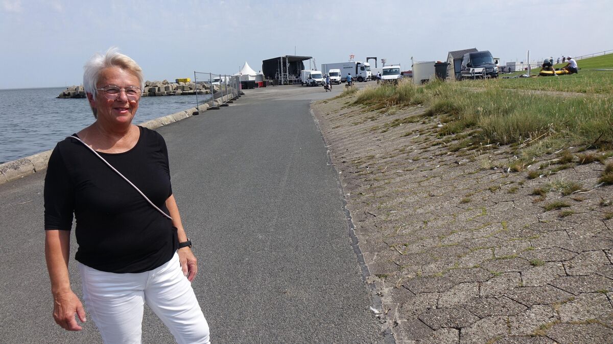 Kurz vor dem Sommerabend am Meer: Ein letztes Mal blickt Susanne Wolf unter ihrer Regie auf die Vorbereitungen. Am Sonnabend befindet sie sich bereits im Ruhestand. Foto: Kuczorra