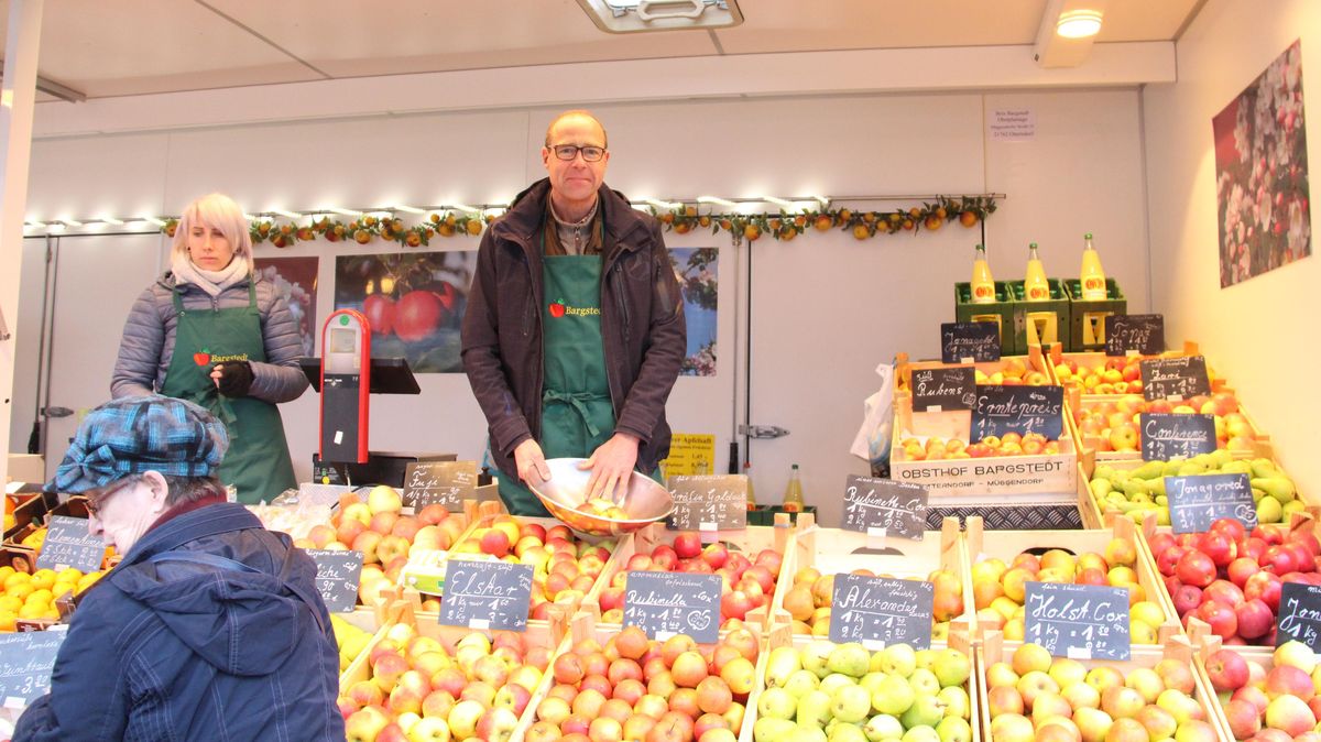 Händler Brix Bargstedt verkauft Obst auf dem Wochenmarkt. Wer keine eigene Tasche dabei hat, bekommt eine aus Plastik. Foto: Demski/Landsberger
