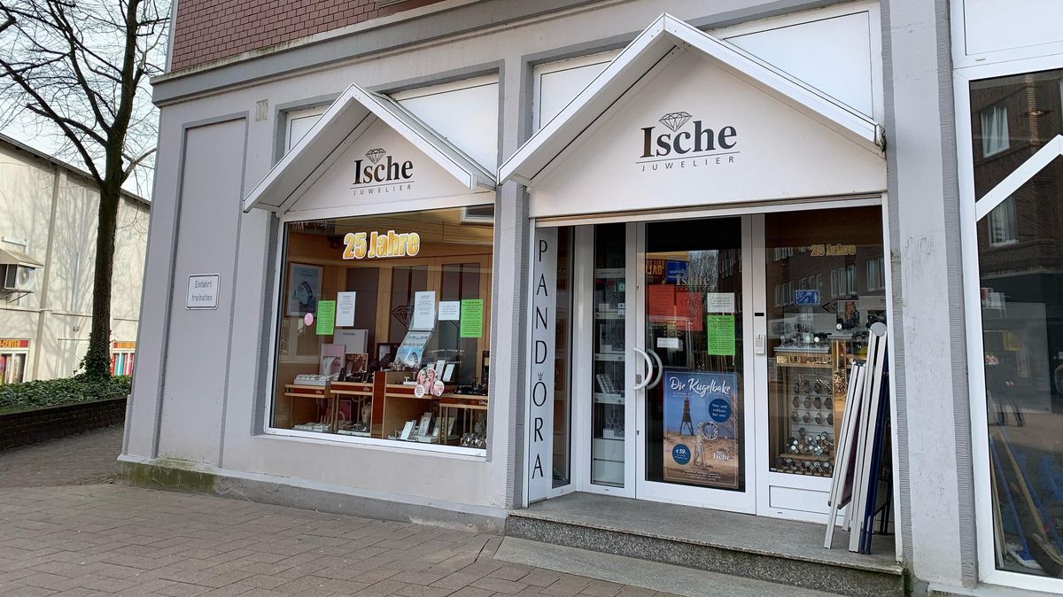 Das Sicherheitsglas des Innenstadt-Juweliers hat einen Einbruch verhindert. Die Scheibe hat lediglich ein paar Kratzer. Foto: May