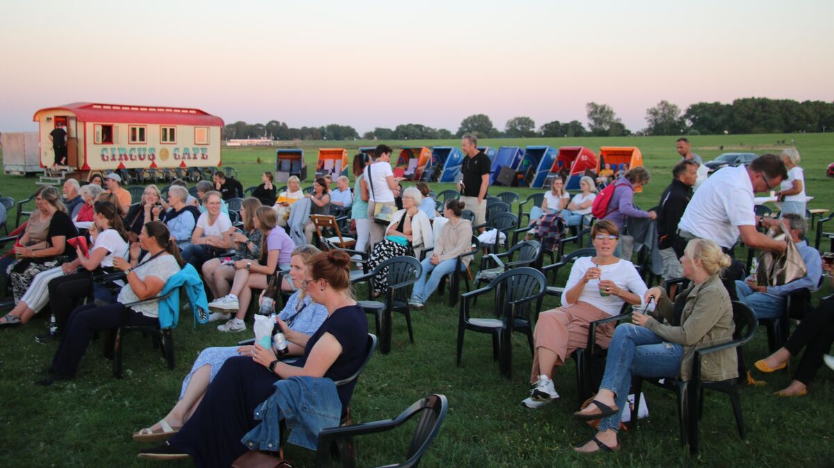 Baden, Sonne und Kultur - das war am Wochenende bei dem viertägigen "Kulturstrand" in Otterndorf angesagt. Das Programm hatte für viele Geschmäcker was zu bieten. Foto: Potschka
