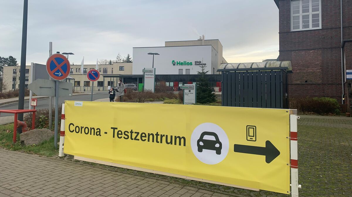 An den Corona-Teststationen im Kreis Cuxhaven, hier die Station der Cuxhavener Helios-Klinik, wurden in der vergangenen Woche so viele positive Ergebnisse ausgespuckt wie noch nie. Foto: Recht