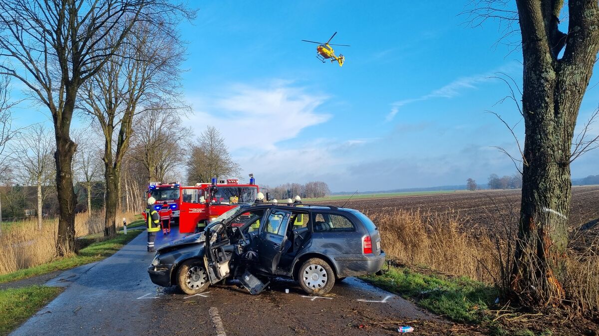 Am Donnerstag gab es einen schweren Unfall in Bülkau, bei dem eine Frau in ihrem Auto eingeklemmt wurde. Foto: Lange