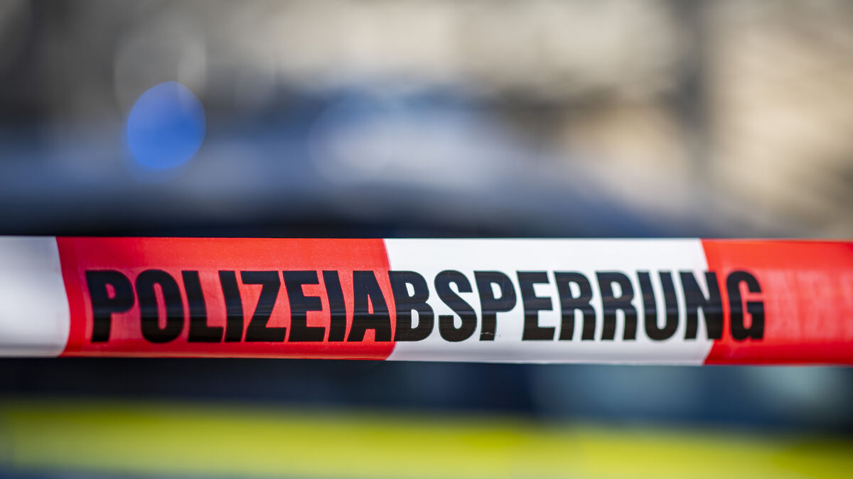 Die Polizei fand die tote Frau auf dem Grundstück im Cuxhavener Ortsteil Lüdingworth. Symbolfoto: David Inderlied/dpa