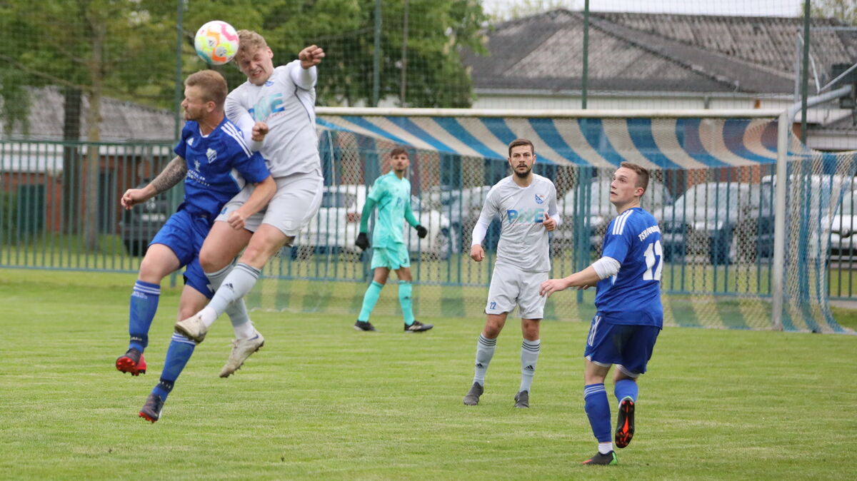 Der TSV Geversdorf verlangte den favorisierten Cuxhavenern alles ab. Am Ende gewann Eintracht dennoch klar mit 5:2. Foto: Unruh