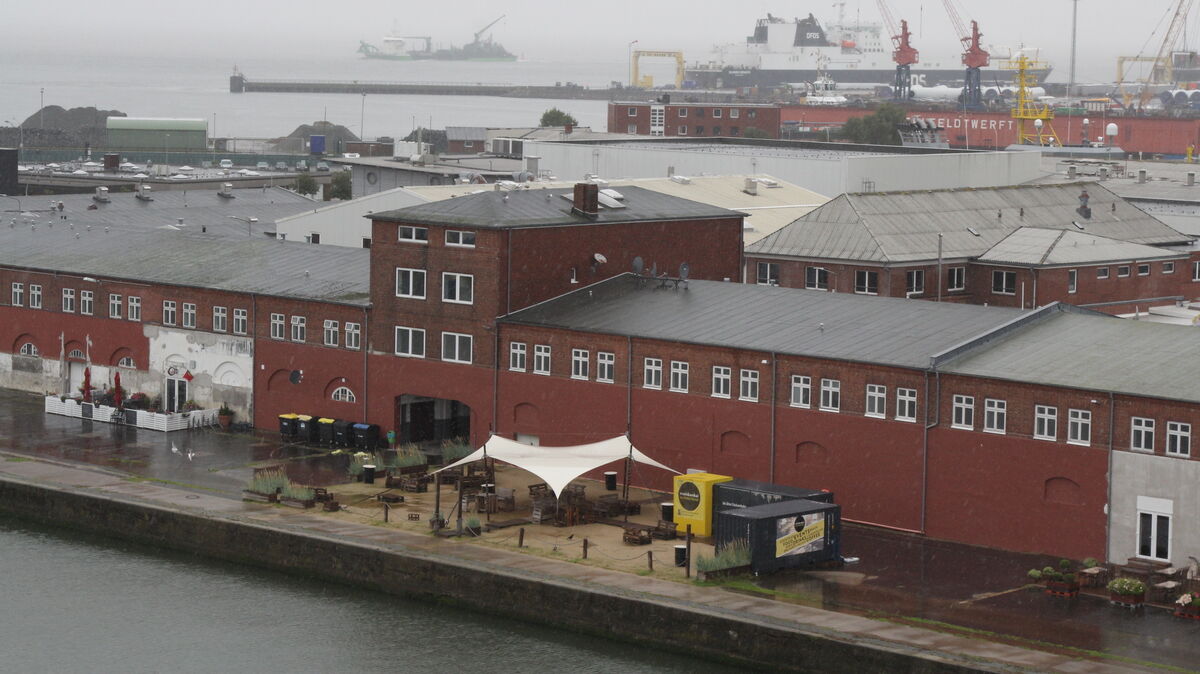 Dauerregen und Temperaturen von unter 20 Grad verlocken nicht gerade zum Sonnenbaden - auch nicht am "Hafenstrand" im Alten Fischreihafen. Foto: Reese-Winne