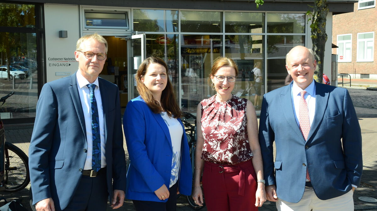 IHK-Präsident Matthias Kohlmann, Anna-Christina Riebau, Leiterin der IHK-Geschäftsstelle Cuxhaven, Kirsten Kronberg, Leiterin der Öffentlichkeitsarbeit der IHK, und Hauptgeschäftsführer Christoph von Speßhardt (v.l.). Foto: Rohde