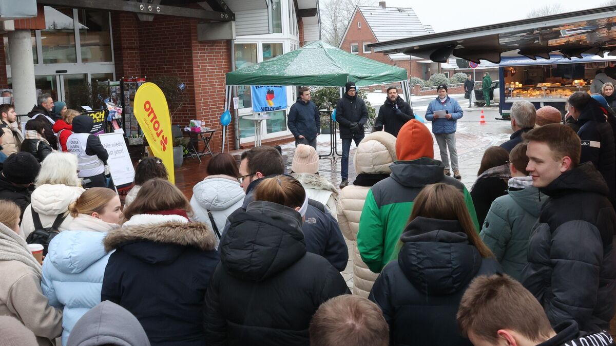 Die Bundestagskandidaten Christoph Frauenpreiß (CDU), Christopher Jesse (Die Grünen) und Daniel Schneider (SPD) stellten sich in Cadenberge den Fragen der Bürgerinnen und Bürger. Foto: Larschow