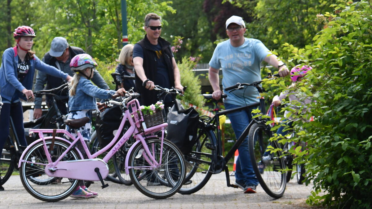 In Cadenberge findet am 15. Juni die vierte Auflage von „Radeln für Hadeln“ statt. Das Programm verbindet eine gemeinsame Fahrradtour mit einem vielseitigen Informations- und Unterhaltungsangebot. Beginn ist um 12 Uhr. Eine Anmeldung ist nicht nötig. Die Radler können entweder individuell von zu Hause aus starten oder an einer der vom ADFC organisierten geführten Radtouren teilnehmen. Die Veranstalter bitten um eine Spende pro gefahrenem Kilometer zur Förderung kultureller Projekte in der Region. Foto: Radeln für Hadeln