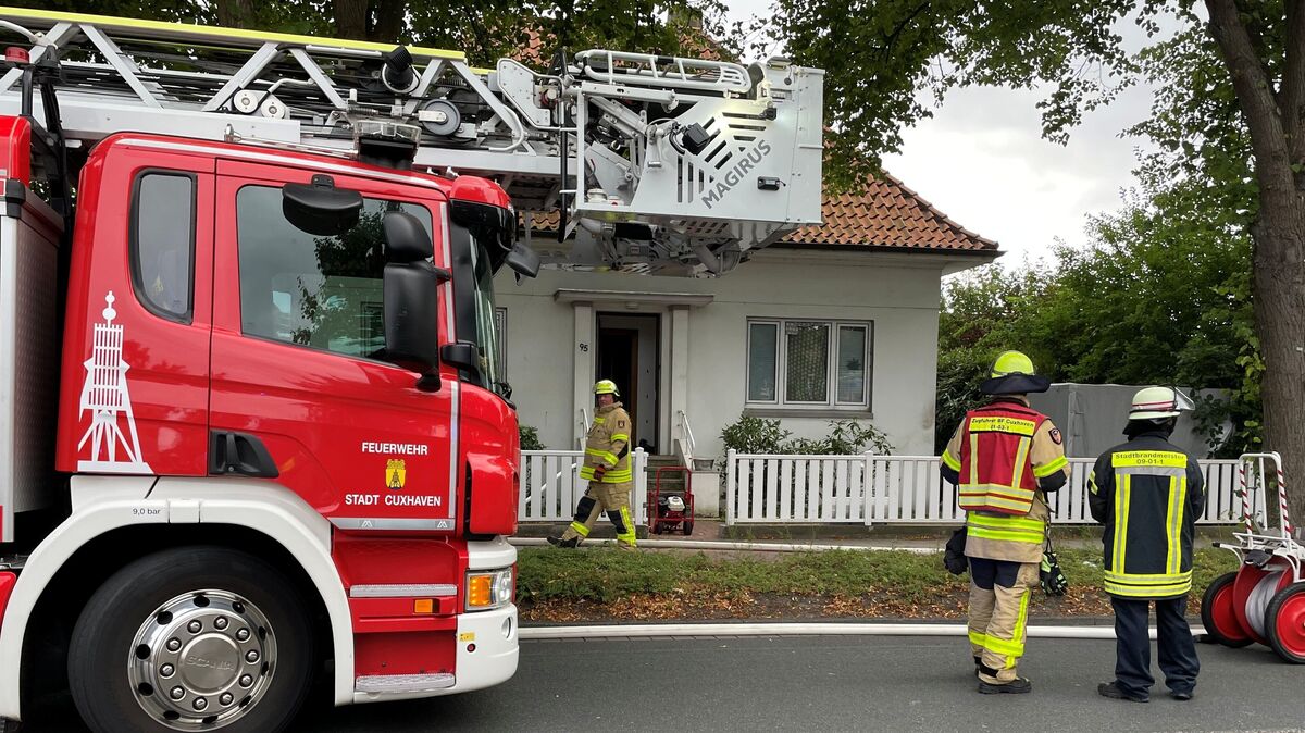 Die Feuerwehr hatte den Brand in dem Einfamilienhau schnell unter Kontrolle. Foto: Lütt