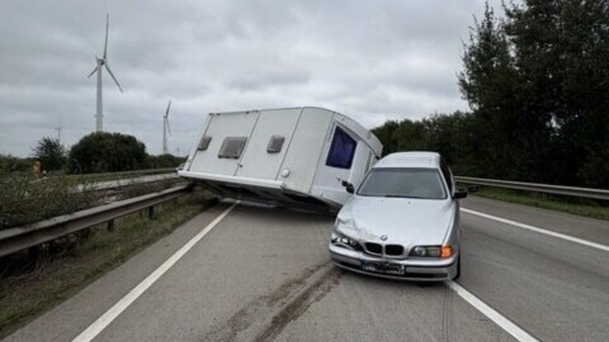 Das Auto-Wohnanhänger-Gespann bleibt auf der Fahrbahn stehen. Foto: Polizei
