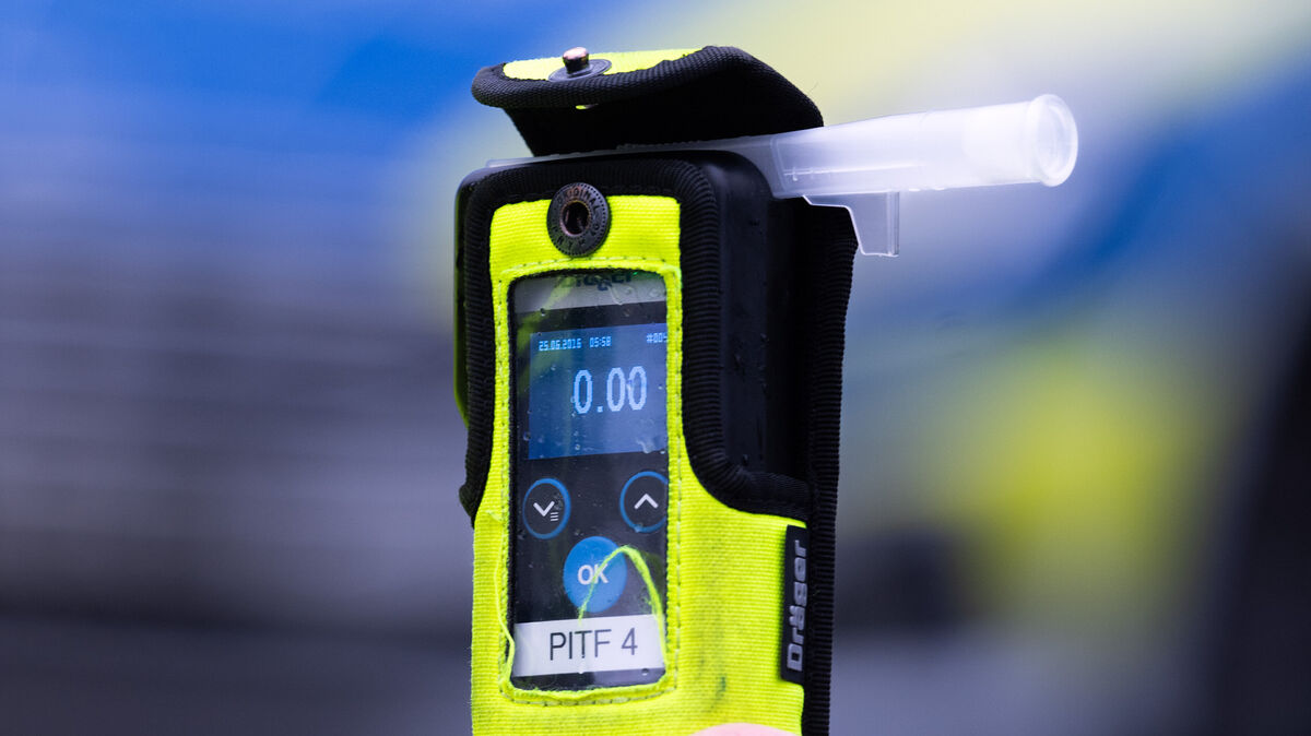 Kontrolle auf der A27: Beamte der Polizei Cuxhaven zogen eine alkoholisierte Fahrerin aus dem Verkehr. Symbolbild: Soeren Stache/dpa