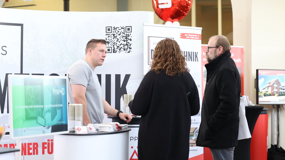 Die Aussteller beantworten alle Fragen der Messbesucher von „Haus–Familie–Zukunft“. Foto: Larschow