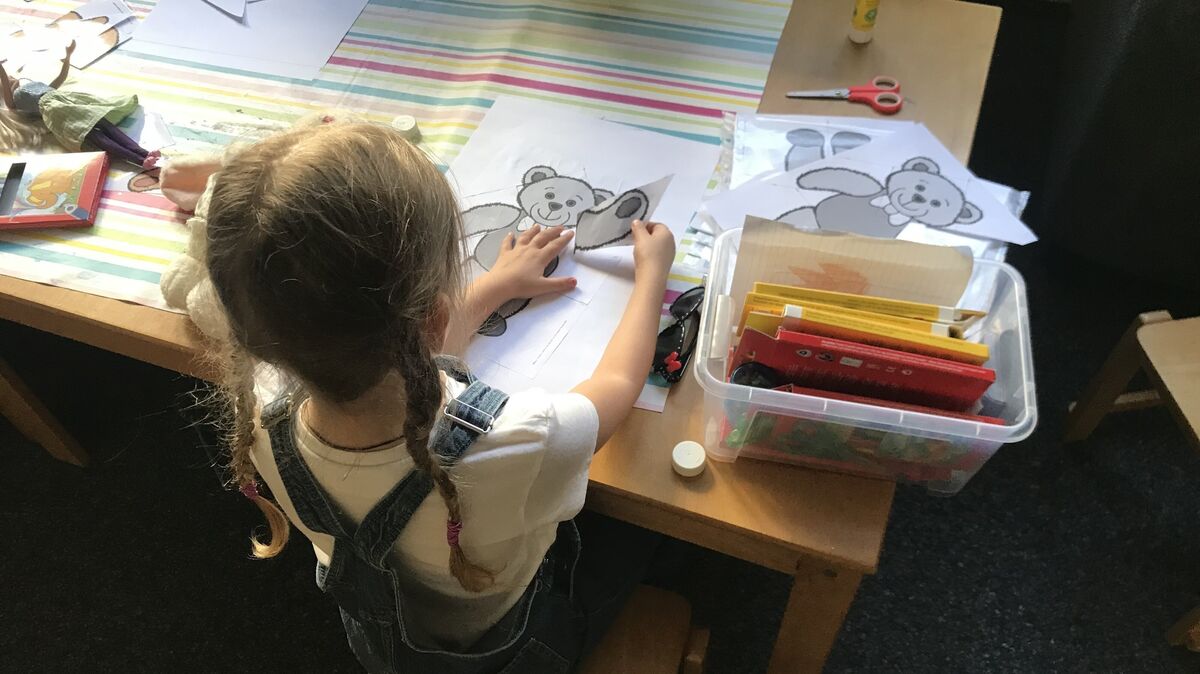 Das Offene Herz Altenwalde hat Sprachkurse im Angebot, die sich speziell an Kinder richten. Beim Verein "Cadenberge hilft" nehmen explizit Heranwachsende am Tanzkurs und Schachspielen teil. Foto: Reese-Winne