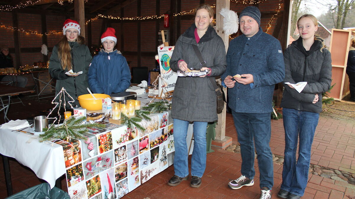 Der Armstorfer Bürgermeister Heino Klintworth und seine Familie erhalten Waffeln am JRK-Stand. Foto: Morjan