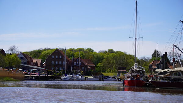 Bärbel-Fest im historischen Hafen in Neuhaus zeigt rund 100 Jahre alte Barkasse
