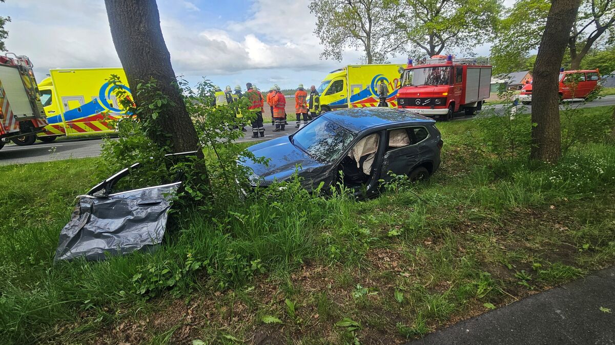 Weil der Wagen einen dicken Baum touchiert, reißt die Fahrertür ab. Foto: Lange