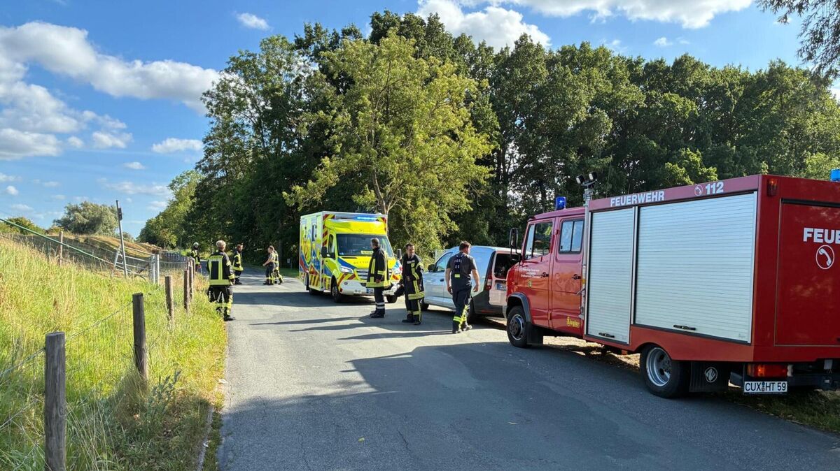 Rettungskräfte von Feuerwehr und Rettungsdienst waren in Oberndorf-Braak im Einsatz, nachdem ein 77-jähriger Angler in die Oste gestürzt war. Foto: Jürgen Lange