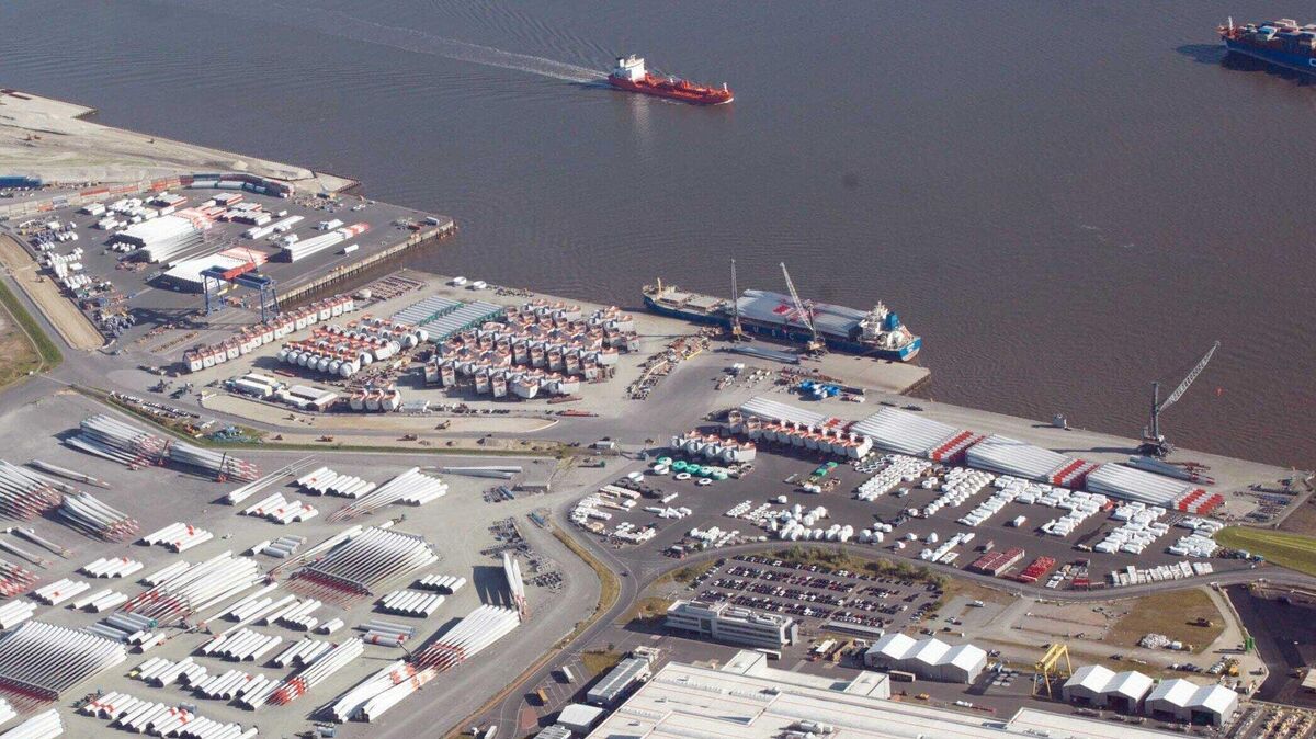Das Blue Water Breb-Terminal im August 2026. Mit dem Bau der neuen Liegeplätze (oben links) kommt noch mehr Fläche dazu. Im vergangenen Jahr wurden 5.272 Komponenten umgeschlagen. Luftfoto: Scheer