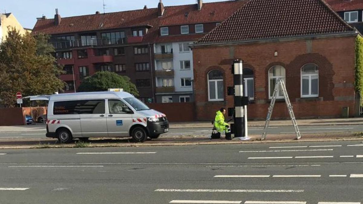 Ein Mitarbeiter einer Fachfirma hat den Blitzer am Dienstagvormittag scharf gestellt. Foto: Drossner
