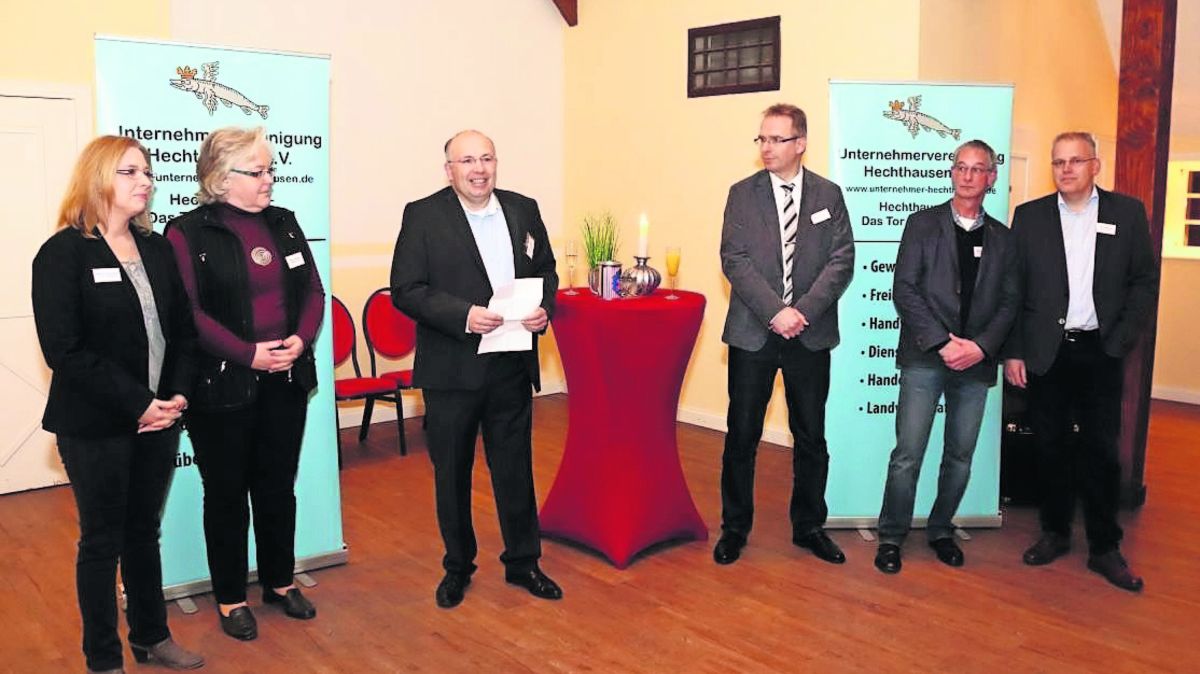 Der Vorsitzende der Unternehmervereinigung Hechthausen, Thorsten Tödt, wünschte gemeinsam mit weiteren Vorstandsmitgliedern und Bürgermeister Jan Tiedemann einen guten Start in das neue Jahr.Foto: Nordlicht Fotograf M. Hutcheson
