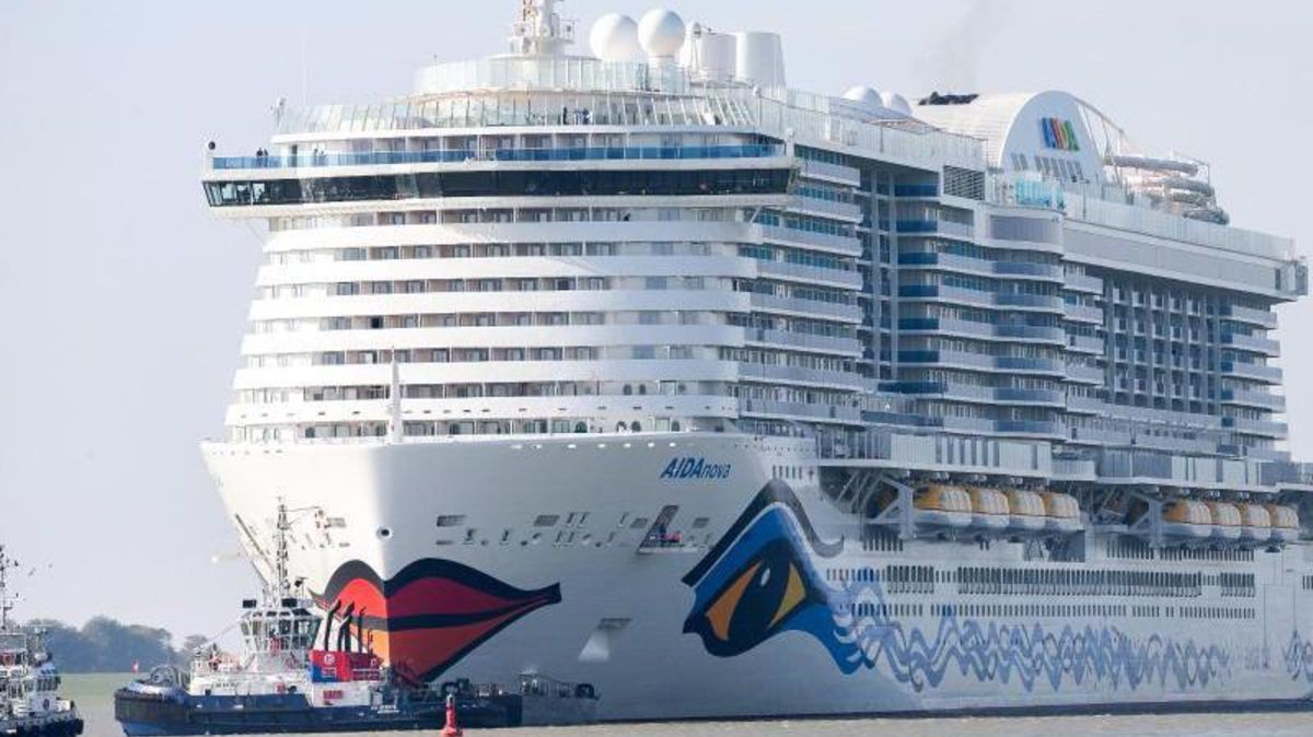 Ein Blick auf das Kreuzfahrtschiff "AIDAnova" bei der Überführung auf der Ems. Foto: Assanimoghaddam/dpa