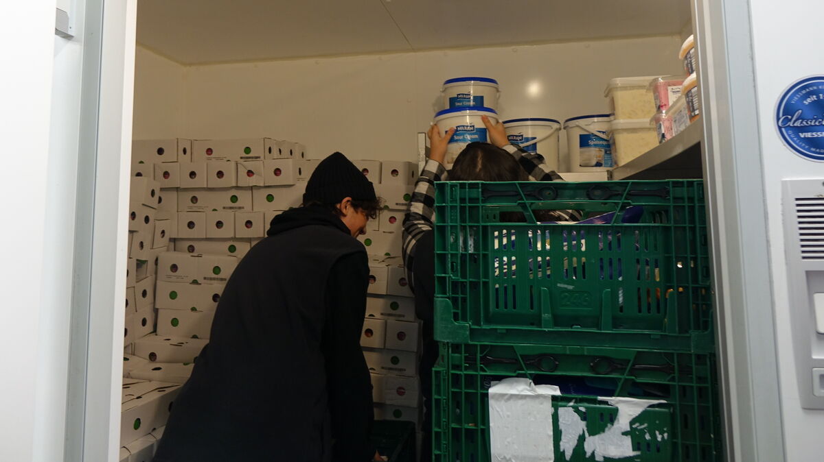 Julius Jago Kollmar (links) und Merve Nur Bozkurt bei ihrer Lieblings-Arbeit in der Kühlung der Tafel. Foto: Grell