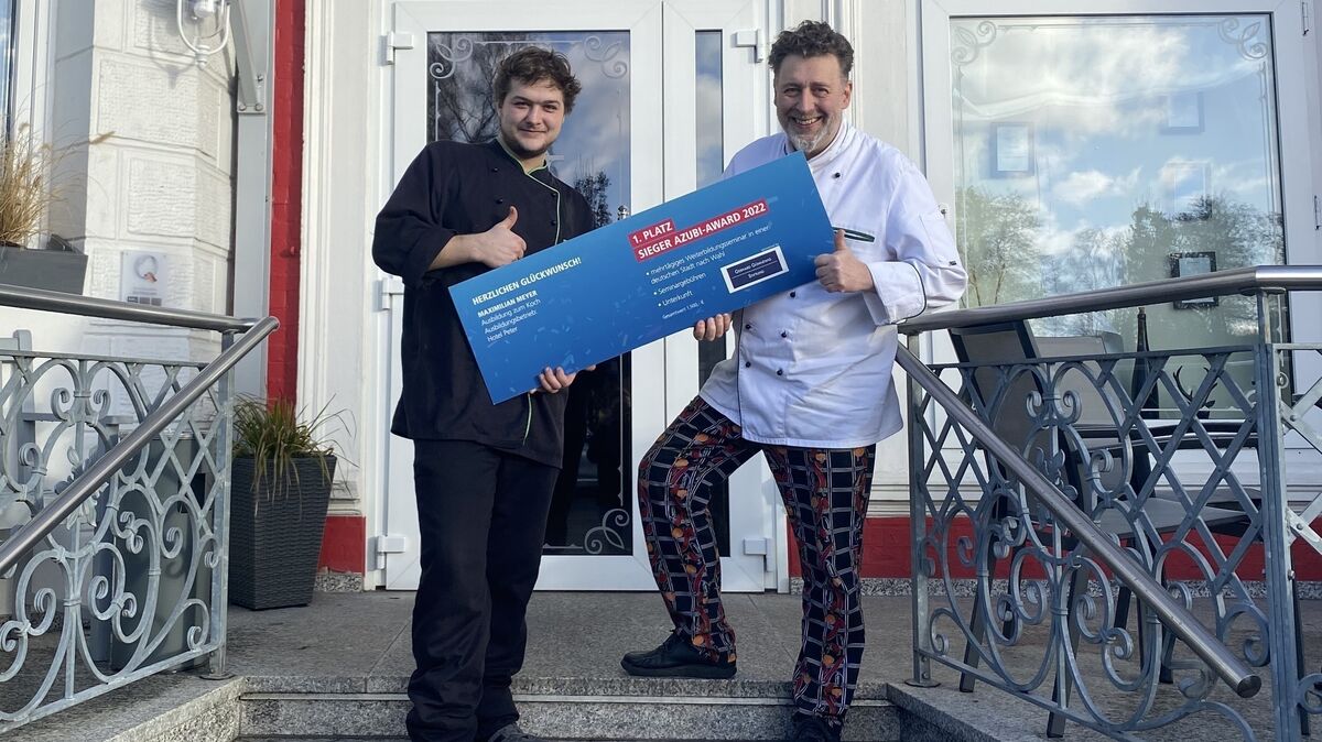 Maximilian Meyer (l.) hat den Azubi-Award 2022 von der Handels- und Gewerbekammer (HGK) gewonnen. Chef Claus Peter ist sichtbar stolz auf seinen Mitarbeiter. Foto: Kramer