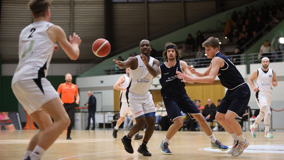 Die Cuxhaven BasCats um Aaron Cook veroloren das erste Heimspiel des Jahres 2023 ganz knapp. Foto: Unruh