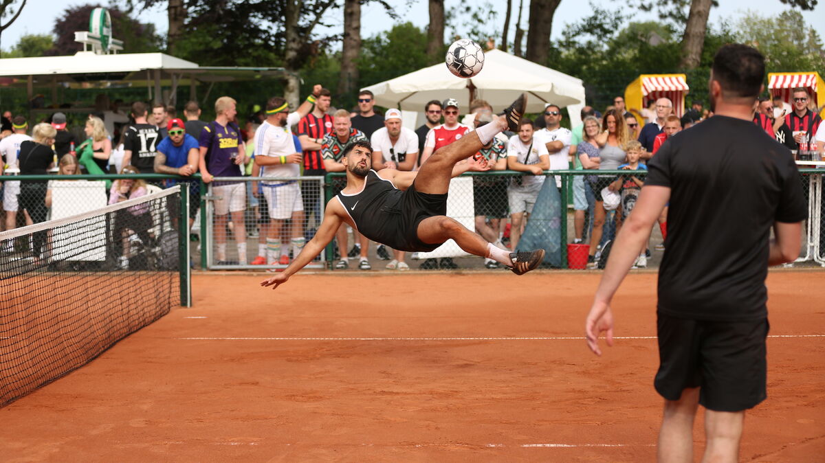 Ähnlich Spektakuläre Aktionen wie bei der vergangenen Veranstaltung sind auch bei der morgigen Fußballtennis-Meisterschaft in Altenwalde zu erwarten. Foto: Unruh