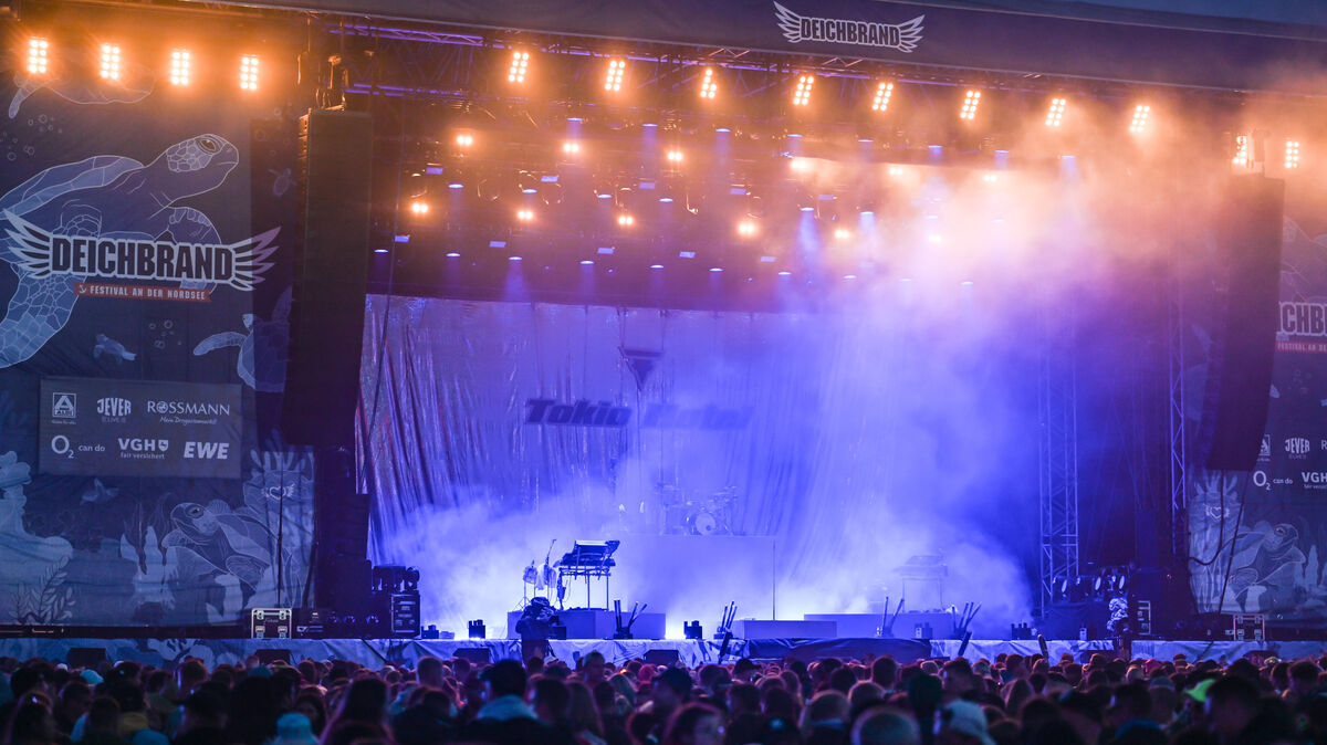 Die Band Tokio Hotel hat beim Deichbrand-Festival 2023 die Show abgebrochen und die Bühne verlassen müssen. Foto: Lars Penning/dpa