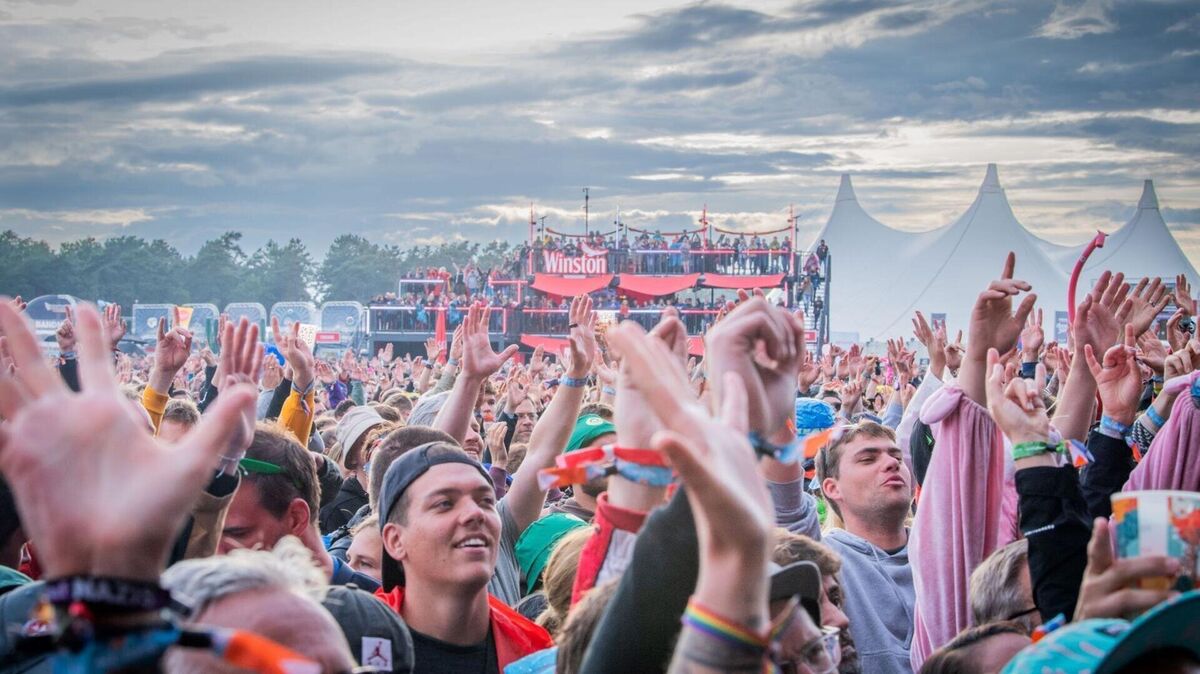 Blick auf das Palastzelt – hier sollen 2025 größere Kapazitäten für beliebte Acts sorgen. Foto: Hartmann